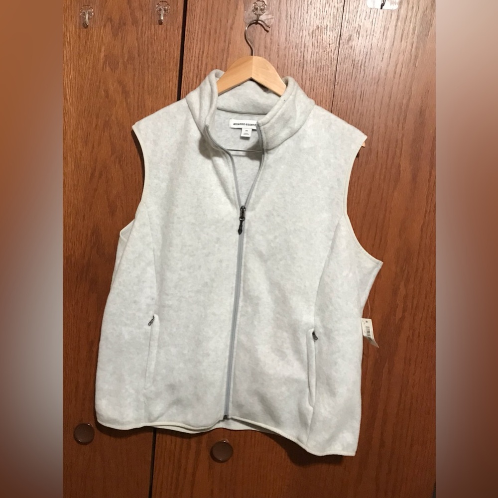 NWT Amazon Essentials Size XXL Gray Zip-Up Vest Pockets